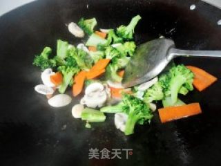 西兰花炒鸡的做法步骤：4