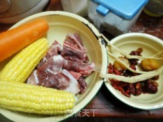 玉米红萝卜猪骨汤的做法步骤：1