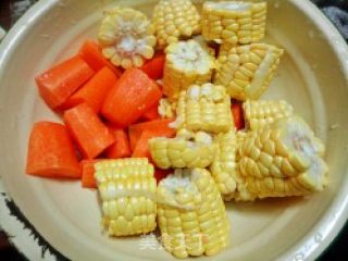 玉米红萝卜猪骨汤的做法步骤：3