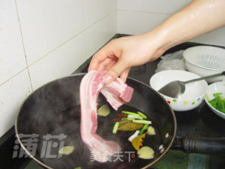 蒜苗五花肉的做法步骤：1