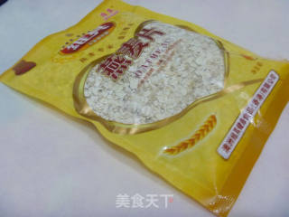 【怡汝烘焙入门】简单营养全面早餐面包---燕麦全麦面包的做法步骤：2