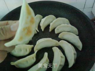 荠菜煎饺的做法步骤：11