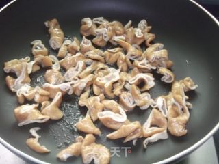 辣椒炒肥肠的做法步骤：3