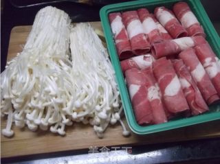 金针菇浸肥牛的做法步骤：1