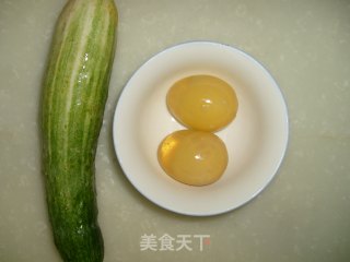 ［适宜夏季的清香汤肴］－－黄瓜皮蛋汤的做法步骤：1