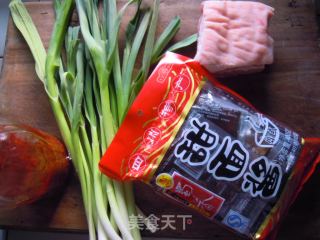 川菜美味の蒜苗回锅的做法步骤：1