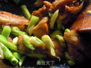 川菜美味の蒜苗回锅的做法步骤：10