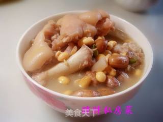 黄豆花生猪蹄煲的做法步骤：17