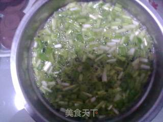 蒜苗炒鸡蛋的做法步骤：1