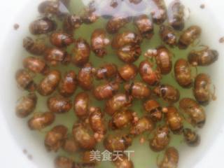 油炸黄金蛹的做法步骤：1
