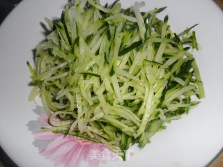 黄瓜拌金针菇的做法步骤：1