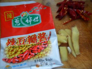 豆瓣鲫鱼的做法步骤：2