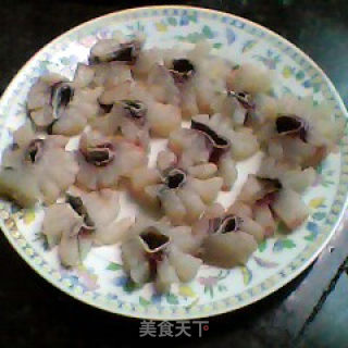 换个口味吃鱼----菊花朵朵开的做法步骤：1