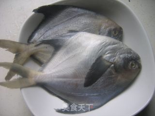 茄汁鲳鱼的做法步骤：1