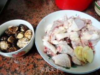 冬菇焖鸡的做法步骤：2