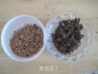 烤箱版自制饼干碎葡萄干造型巧克力的做法步骤：2