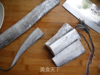 家常煎带鱼的做法步骤：1
