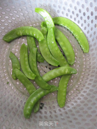 家常快手小炒——荷兰豆炒腊肠的做法步骤：2