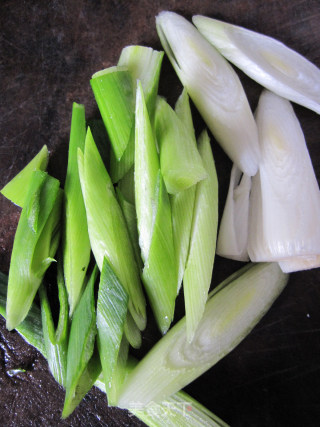 家常快手小炒——荷兰豆炒腊肠的做法步骤：3