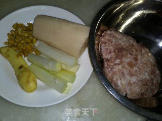 ［小媳妇自家饺子］－－藕丁玉米鲜肉饺的做法步骤：1