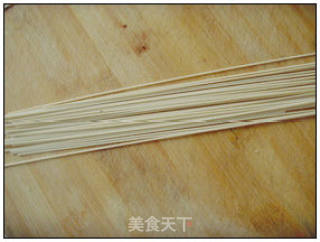 香肠穿面的做法步骤：1