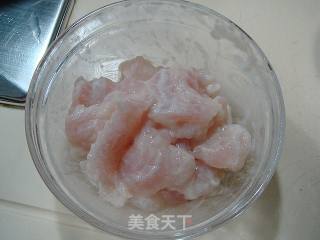 家常小炒“西芹炒鱼片”的做法步骤：2