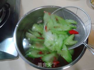 家常小炒“西芹炒鱼片”的做法步骤：8