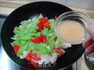 家常小炒“西芹炒鱼片”的做法步骤：11