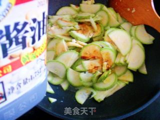 西葫芦炒鸡蛋的做法步骤：5