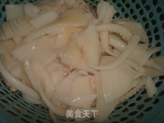 酸菜炒鱿鱼的做法步骤：1