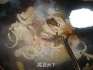 酸菜炒鱿鱼的做法步骤：6