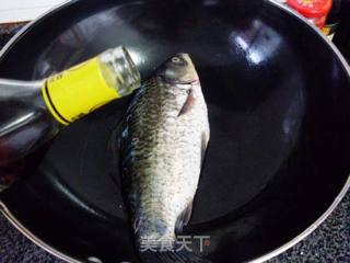鲫鱼豆腐浓汤的做法步骤：2