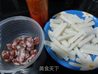 腊肠炒年糕的做法步骤：2