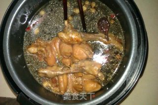 花生卤猪蹄的做法步骤：1