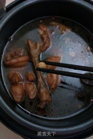 花生卤猪蹄的做法步骤：2