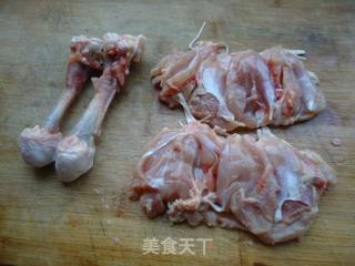 木耳泡椒鸡丁的做法步骤：1