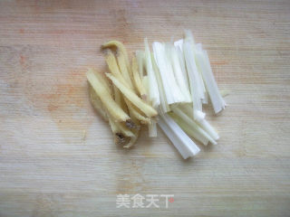 木耳炒肉的做法步骤：3