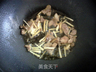 木耳炒肉的做法步骤：4
