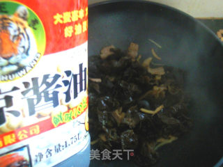 木耳炒肉的做法步骤：6