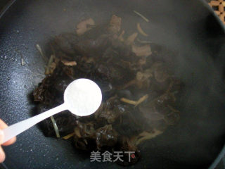 木耳炒肉的做法步骤：7