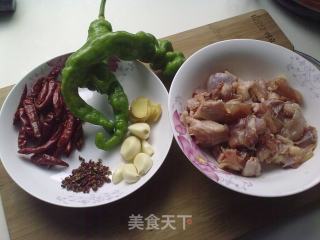 辣子鸡的做法步骤：1