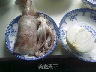 洋葱烧鱿鱼的做法步骤：1