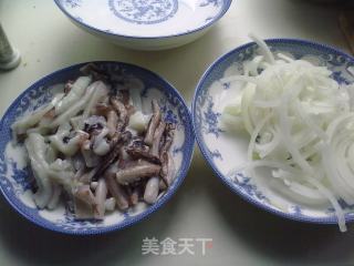 洋葱烧鱿鱼的做法步骤：2