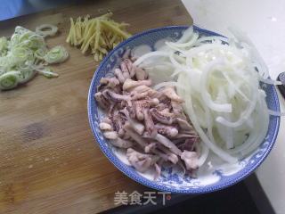 洋葱烧鱿鱼的做法步骤：3