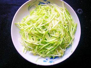西葫芦炒肉丝的做法步骤：1