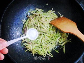 西葫芦炒肉丝的做法步骤：8