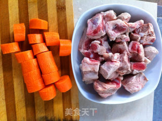 胡萝卜焖排骨的做法步骤：1