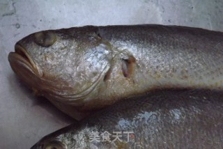 浇汁黄花鱼的做法步骤：1