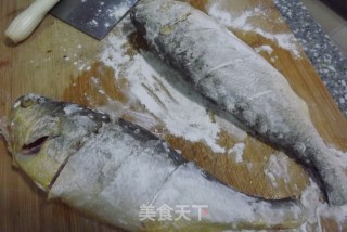 浇汁黄花鱼的做法步骤：2