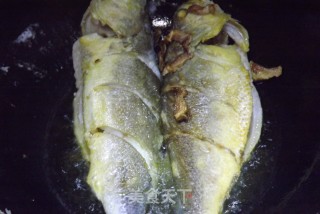 浇汁黄花鱼的做法步骤：4